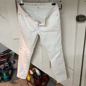 Jennifer Lopez white jeans size 6. No stains